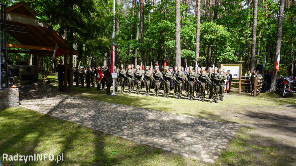 Uroczystość patriotyczna w lesie Baran