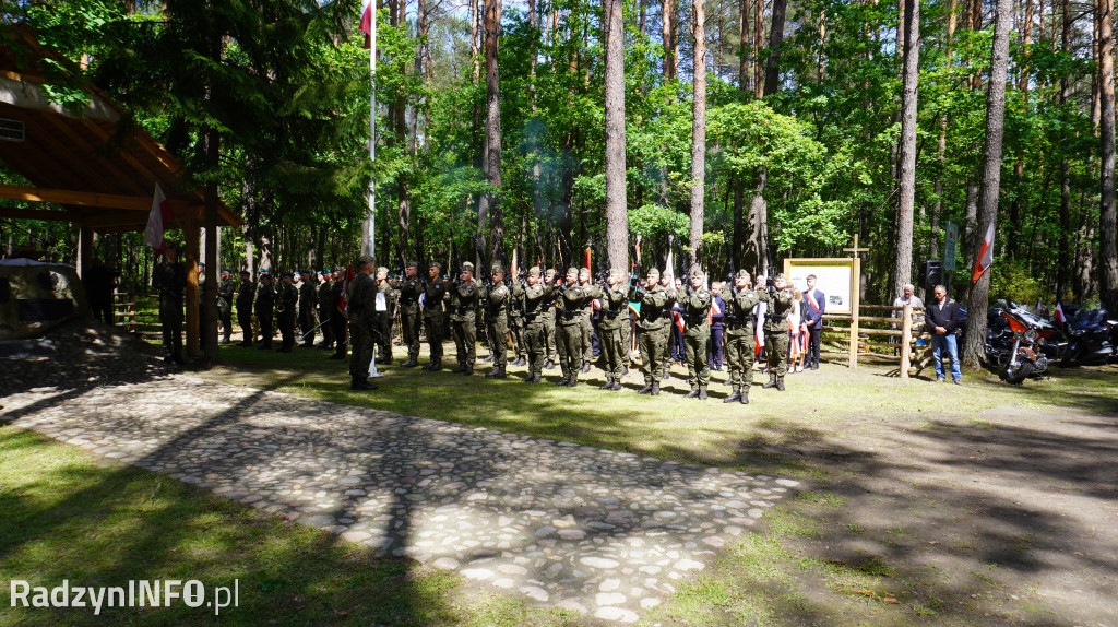 Uroczystość patriotyczna w lesie Baran