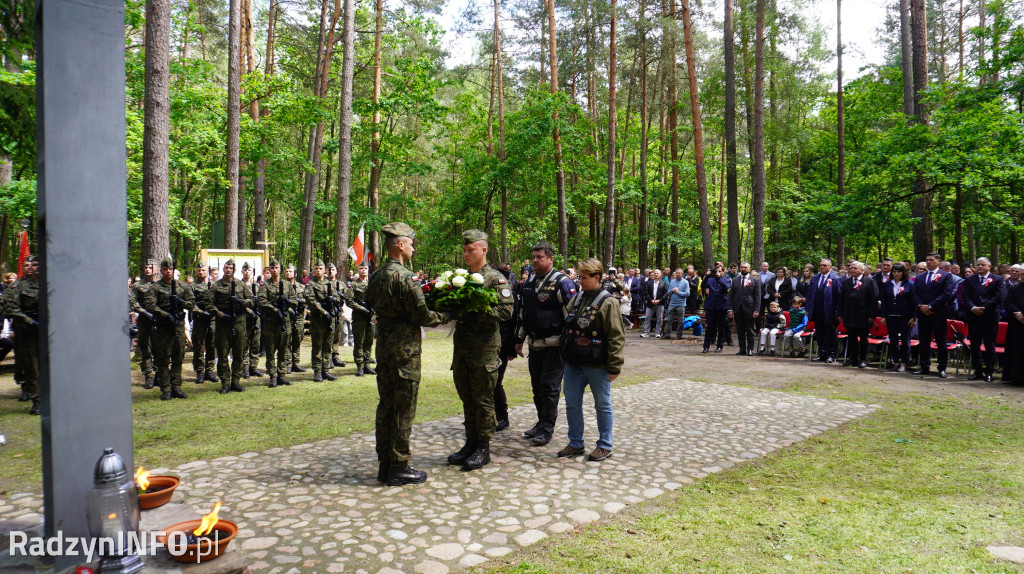 Uroczystość patriotyczna w lesie Baran
