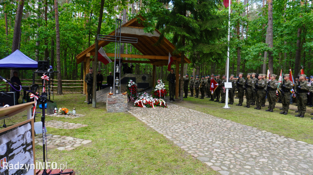 Uroczystość patriotyczna w lesie Baran