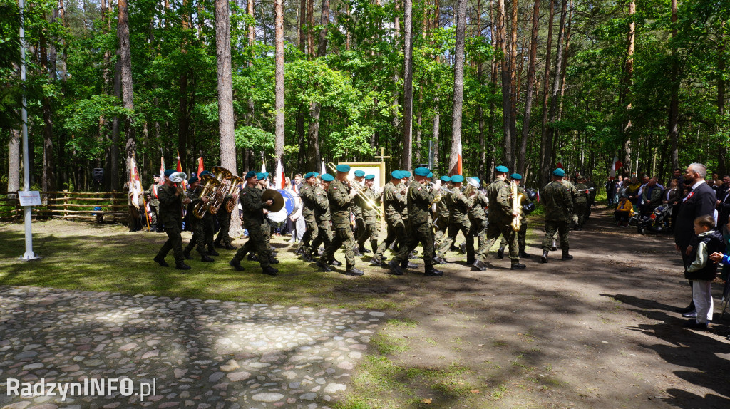 Uroczystość patriotyczna w lesie Baran