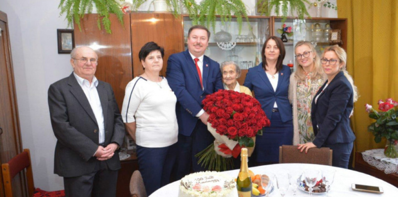 Wizyta wójta u stulatki w Paszkach Małych