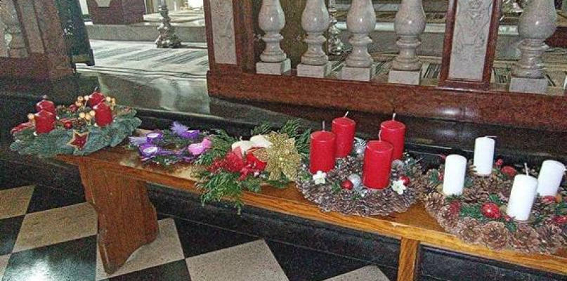 Błogosławieństwo wieńców adwentowych w parafii Trójcy Św.