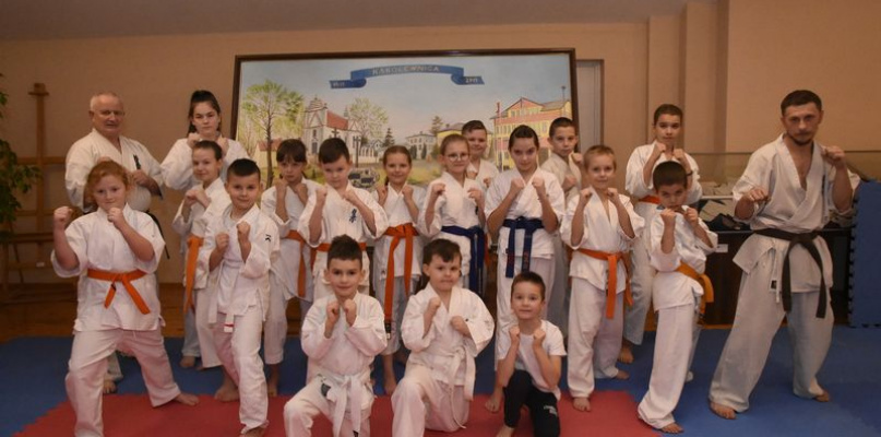 Egzamin na wyższe stopnie karate w Kąkolewnicy