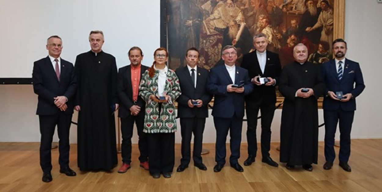 Ksiądz Krzysztof Pawelec z odznaką "Za Opiekę nad Zabytkami"