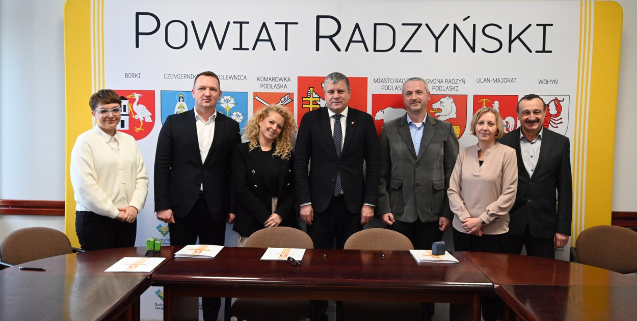 Podpisanie w Starostwie umowy na prace geodezyjne