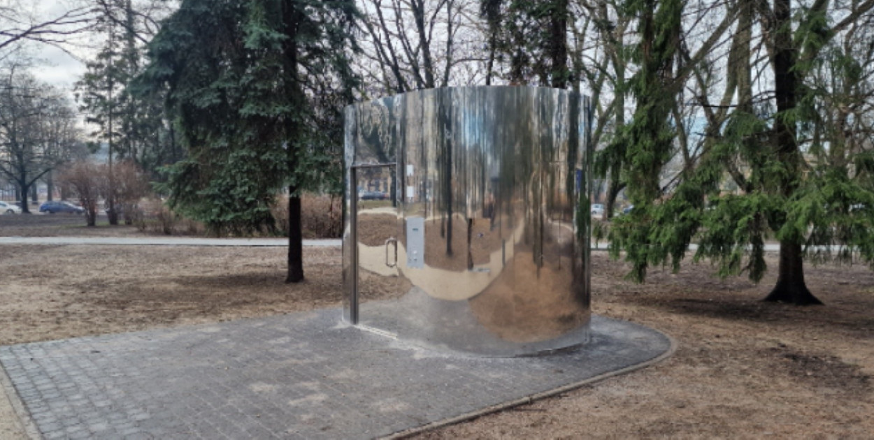 Dlaczego warto inwestować w nowoczesne toalety publiczne? Korzyści dla miasta i mi