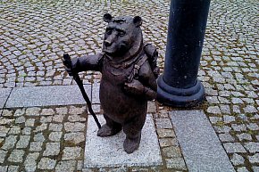 Figura "Niedźwiadek Podróżnik" na Placu Wolności-11226