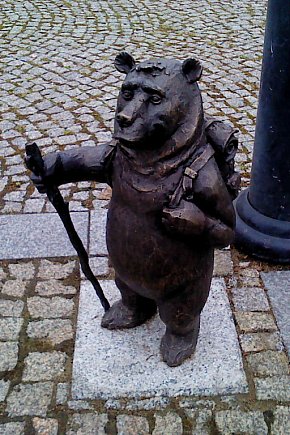Figura "Niedźwiadek Podróżnik" na Placu Wolności-11226