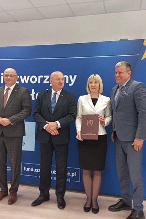 Podpisanie umów w/s aktywizacji bezrobotnych-12357