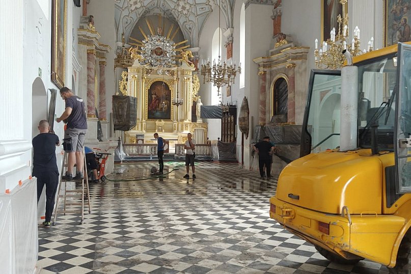 Początek remontu kościoła, prowizoryczna kaplica