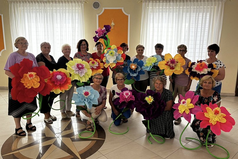 Warsztaty robienia kwiatów z krepiny w Ulanie