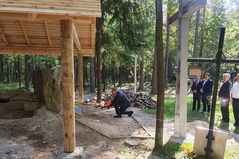 Złożenie kwiatów przez delegację RaSIL i RG