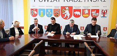 Podpisanie umów na przebudowę dróg w gminie Komarówka Podlaska-237791