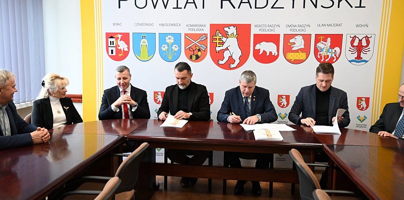 Podpisanie umów na przebudowę dróg w gminie Komarówka Podlaska - 237791