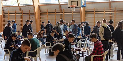 Turniej szachowy "Szachowe pożegnanie absolwentów" w I LO-238150