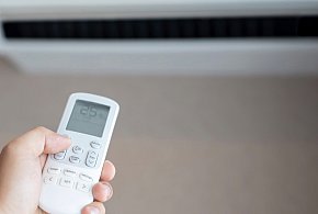 Chłodzisz się klimatyzacją? Oto, co najczęściej robią źle Polacy-244823