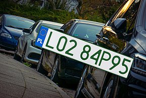 Tablice z zielonymi napisami na kolejnych autach. Nie chodzi o "elektryki"-247468