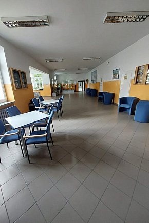 Nowe meble na korytarzach w ZSP-12690