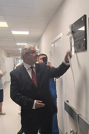 Odsłonięcie tablicy pamiątkowej w szpitalu-13053