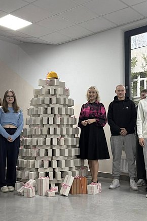 Nietypowa choinka w ZSP-13128