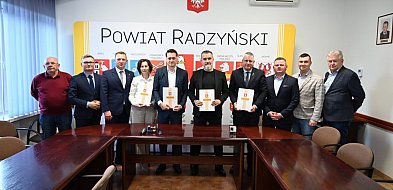 Podpisanie umowy na remont drogi do stacji PKP w Bedlnie Radzyńskim