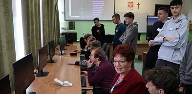 Seniorzy poznawali świat cyfrowy w ZSP