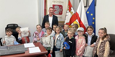 Wizyta dzieci w Starostwie z okazji Dnia Samorządu Terytorialnego