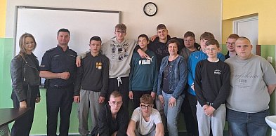 Spotkanie z policjantem w ZSR w Woli Osowińskiej