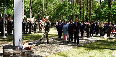 Uroczystość patriotyczna w lesie Baran