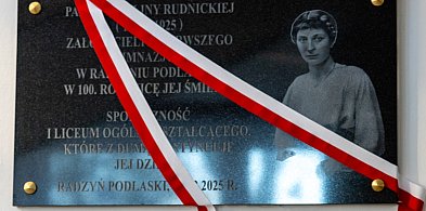 Odsłonięcie tablicy upamiętniającej Halinę Rudnicką w I LO-247440