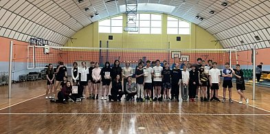 Międzyklasowy Wiosenny Turniej Piłki Siatkowej w SP w Komarówce