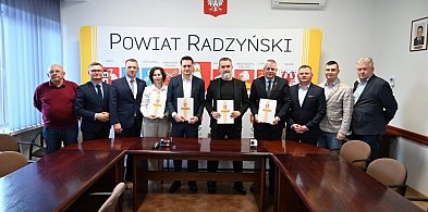 Podpisanie umowy na remont drogi do stacji PKP w Bedlnie Radzyńskim