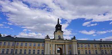 Amorek z wieży pałacu zdjęty