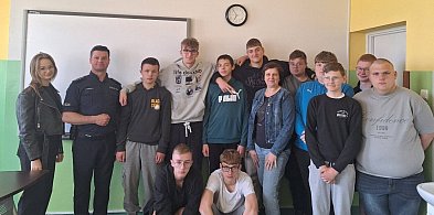 Spotkanie z policjantem w ZSR w Woli Osowińskiej