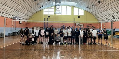 Międzyklasowy Wiosenny Turniej Piłki Siatkowej w SP w Komarówce