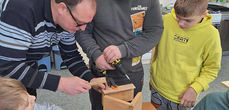 Uczniowie SOSW wykonywali karmniki dla ptaków