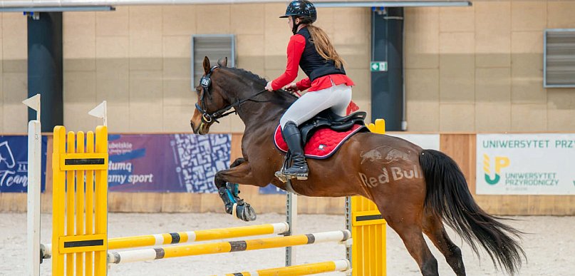Uczennica I LO wicemistrzynią w skokach koniem przez przeszkody!