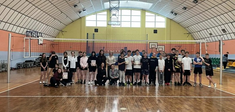 Międzyklasowy Wiosenny Turniej Piłki Siatkowej w SP w Komarówce