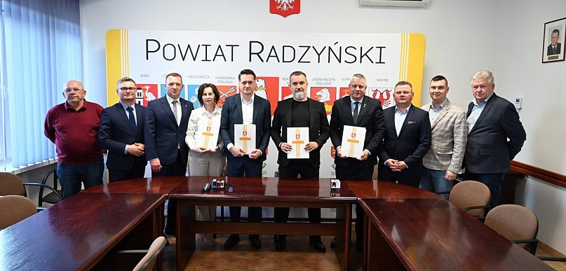 Podpisanie umowy na remont drogi do stacji PKP w Bedlnie Radzyńskim