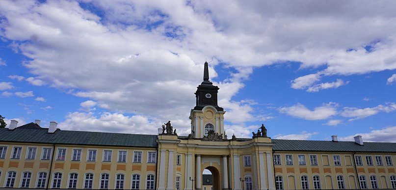 Amorek z wieży pałacu zdjęty