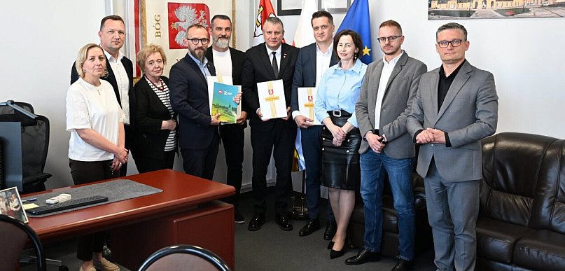 Podpisanie umowy na drogę do szpitala psychiatrycznego i Urzędu Skarbowego