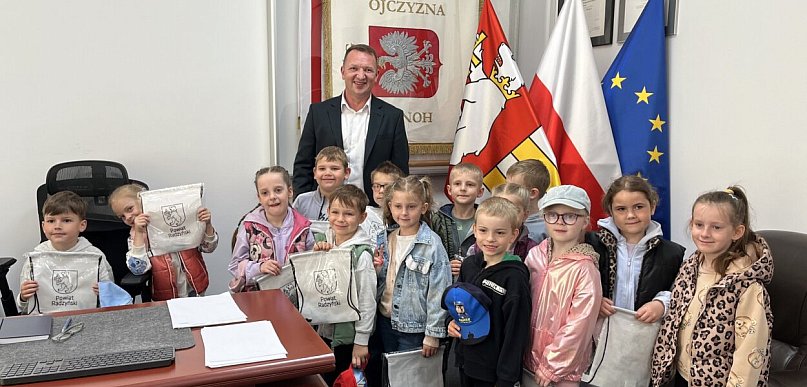 Wizyta dzieci w Starostwie z okazji Dnia Samorządu Terytorialnego