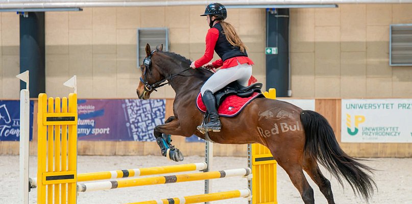Uczennica I LO wicemistrzynią w skokach koniem przez przeszkody!