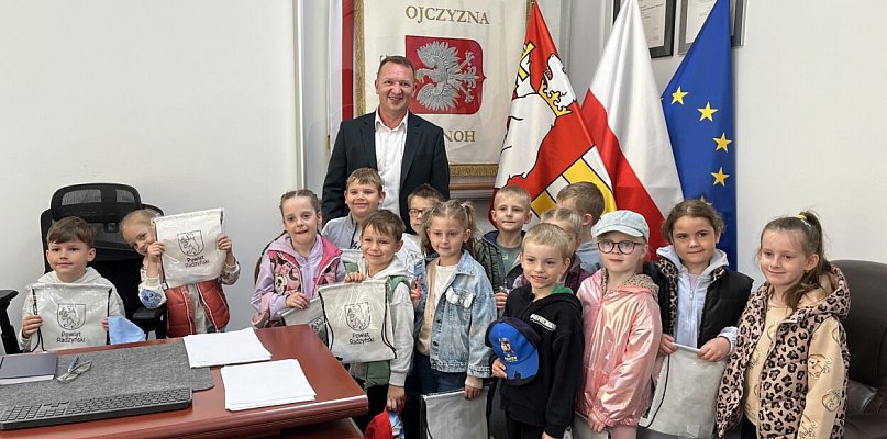 Wizyta dzieci w Starostwie z okazji Dnia Samorządu Terytorialnego