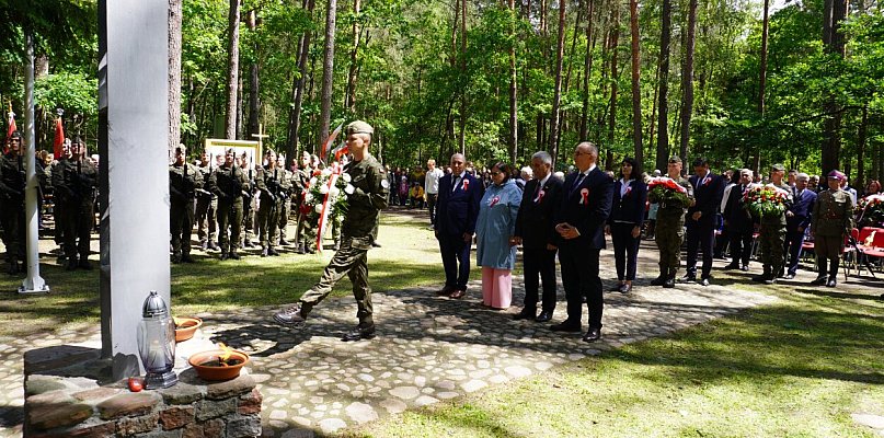 Uroczystość patriotyczna w lesie Baran