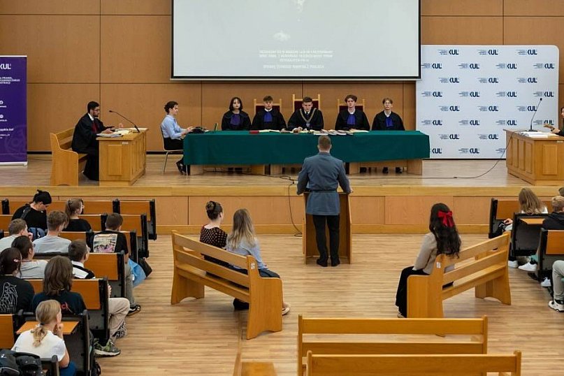 Uczniowie II LO na inscenizacji procesu z lat 80.