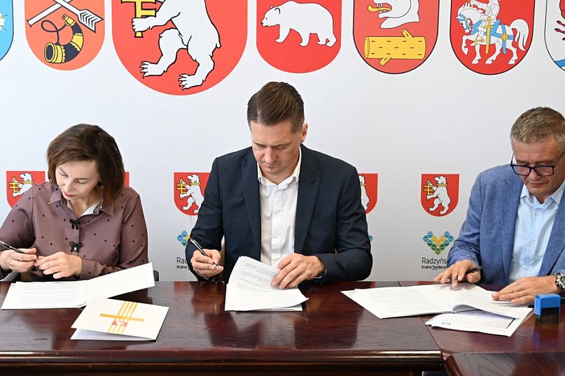 Podpisanie umowy na budowę drogi z Tchórzewa
