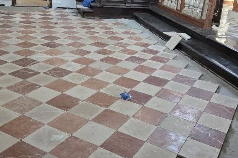 Układanie posadzki w kościele Trójcy Świętej