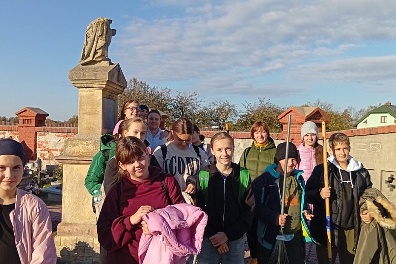 Akcja sprzątania cmentarza w Komarówce